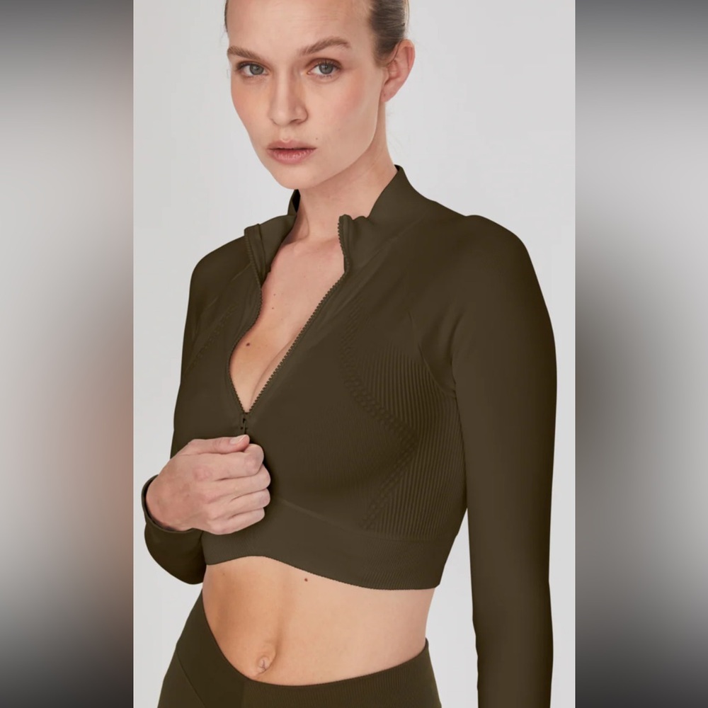 Joja Exhale Long Sleeve Cropped Layering Top in Army Green Size Small $85 Retail - Picture 3 of 9